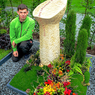 BUGA Erfurt: Florian Seppelfricke präsentiert stolz seine Herbstbepflanzung auf einem Urnengrab.
